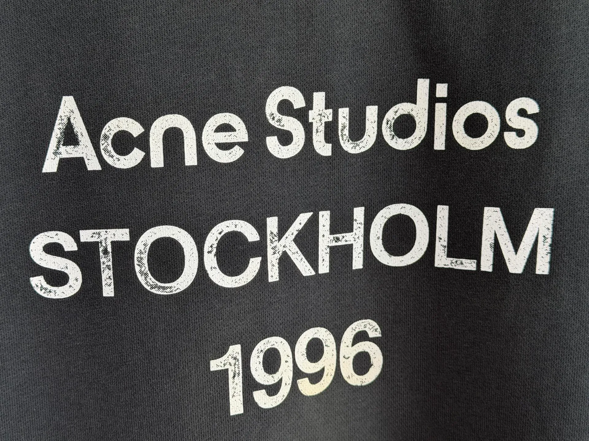ACNE Studios spray-painted distressed logo-printed hooded sweatshirt. Customized air-oxygen soft cotton blend. Soft and delicate, comfortable and skin-friendly. Night mist charcoal Black tone is advanced and cool. It has a relaxed and noble aura. The loose shoulder silhouette stretches casually. The raw hem outlines the casual lines of Retro. The Acne Studios STOCKHOLM logo on the back is worn. Silent embellishment. The Classic logo is low-key engraved with brand genes. Exquisitely blending street luxury texture and Scandinavian minimalist aesthetics in a relaxed posture, highlighting the high-end aesthetic core of Nordic luxury. Process 1: Using glue printing technology. The chest printing has been modified three times with the film screen. Use glue liquid paint to print the pattern on the fabric. Bake the fabric to fix the printed pattern. Technique 2: Gradient distressed spray-on process. By spraying dyes of different colors on the surface of the fabric, the clothing can show rich color changes under different lights, increasing the visual layering. Process 3: Many parts of the body of the garment are frayed by pure manual regular positioning and manual brushing to add texture and depth to the surface of the clothing to imitate the texture of natural wear. Process 4: The fabrics have been fermented and washed to give a better feel and texture. It is not easy to deform, not easy to shrink, not easy to fade, and maintains long-term beauty. Accessories: Customized 1:1 Acne trademark. Version: Loose version. Size: S M L XL